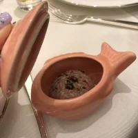 鯛の入れ物に入ったお赤飯