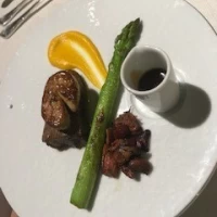 メインのお肉はフォアグラがのっていました。豪華です。