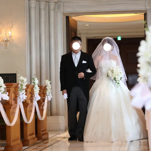 大好きなディズニーで結婚式が出来る特別な場所」｜木目調の内装で
