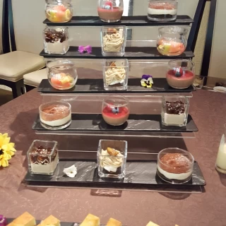デザートブッフェで10種類のケーキなどを用意しました。