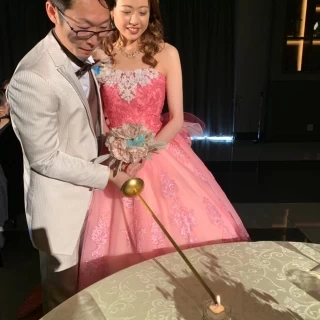 ゲストのテーブルを回りロウソクを灯す