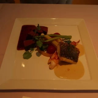 メインの魚料理と肉料理。