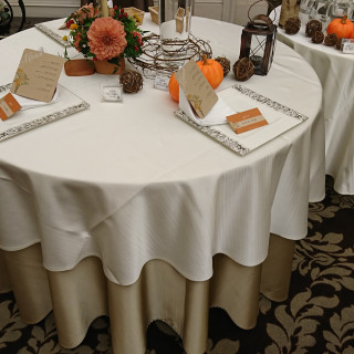ゲストテーブル
クロスは白と茶が無料で選べる。