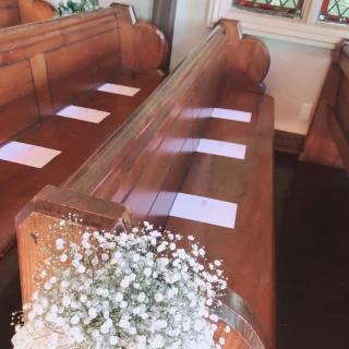 バージンロード脇の座席は好きな花が飾れます。