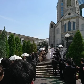 フラワーシャワーで降りてくるところです。
