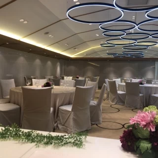 明るく綺麗な会場