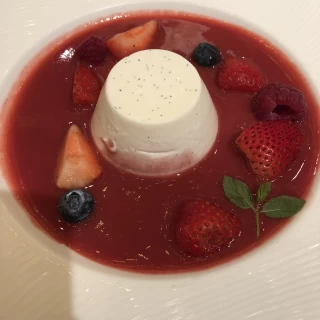 バニラパンナコッタイチゴスープ