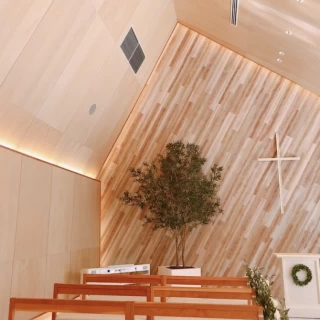 チャペル左側。
左側の天井が高くなっているデザインでした。