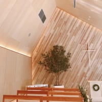 チャペル左側。
左側の天井が高くなっているデザインでした。