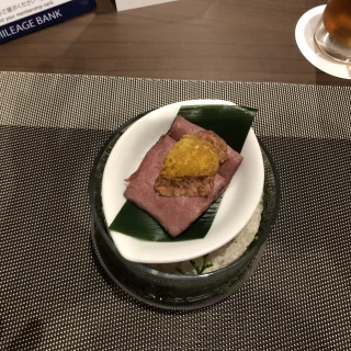 ウニとお肉の試食です。