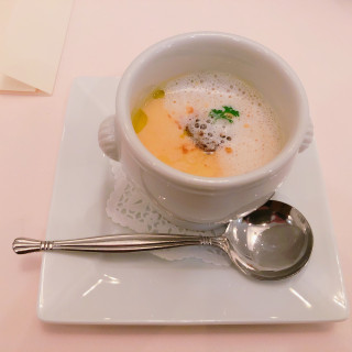 安納芋とスープで上にフォアグラがのっています