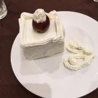 新郎がカットしたケーキ
