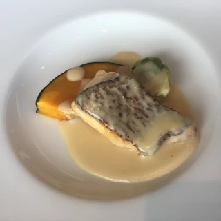 お魚料理。鱈のホワイトソースで美味しかったです。