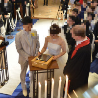 ロビー挙式中の結婚証明書シーン