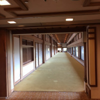 和風の披露宴会場へ向かう廊下。右手下には日本庭園。