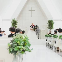 挙式の様子。白とグリーンで綺麗でした。