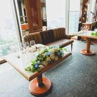 披露宴会場の新郎新婦席。
席の斜め前にテーブルがあります。