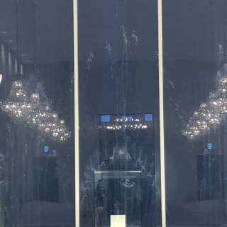 黒い背景には噴水が上がってあり幻想的雰囲気です！