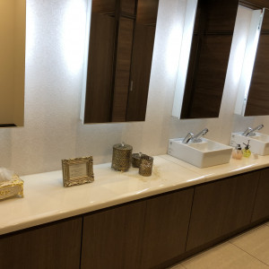 トイレは茶色とゴールドで高級感溢れる雰囲気|540838さんのアールベルアンジェ高松の写真(837521)