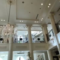 天井がたかくシャンデリアがオシャレでした