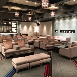 シックな雰囲気の会場