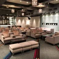シックな雰囲気の会場