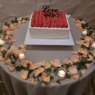 ケーキテーブルの装飾、花びら、アイビー、ローソク