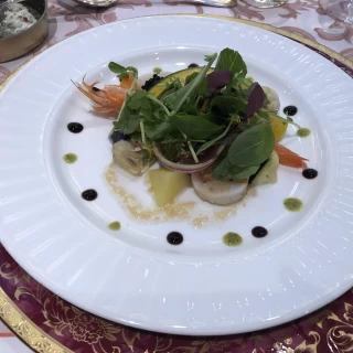 旨味を閉じ込めた海の幸と
10種類の彩り野菜