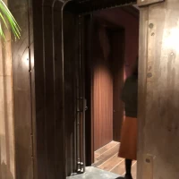 金庫をそのまま使ったお手洗いの入り口