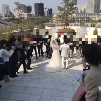階段でのフラワーシャワー