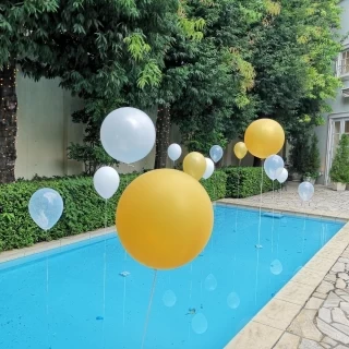 プールにはバルーンや花びらを浮かべることもできます