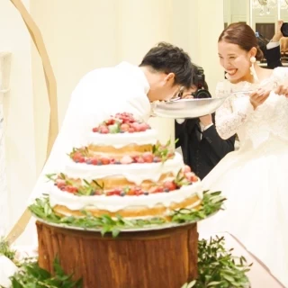 ファーストバイトはオリジナルのケーキを、ビッグスプーンで！