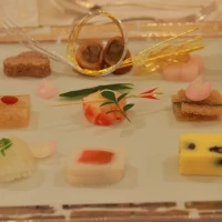 見た目にも華やかな前菜。