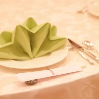 華やかに折られたテーブルクロス