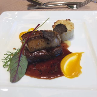 肉料理はフォアグラも乗っていて豪華でした！