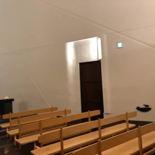 チャペルの、こだわりの木材でできたナチュラルな椅子です