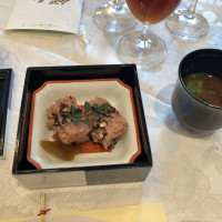 お赤飯とお味噌汁。落ち着きます。