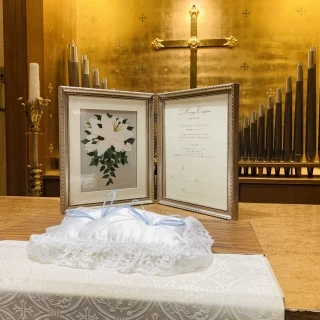百合モチーフの結婚証明書とリングピローです。