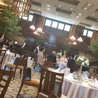 天井が高く、窓や装飾がありました。