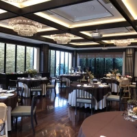 新郎新婦の背景には水が流れています。逆光にならない配慮！