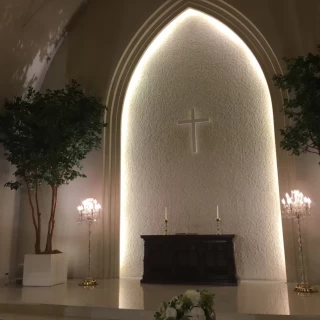 大きく天井が高い会場