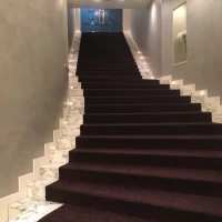 外から披露宴会場ラトーンへ続く階段