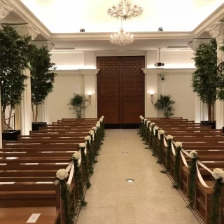 奥側から見たチャペルです。
扉が大きいです。