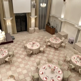 階段の上から撮った披露宴会場右側です。
