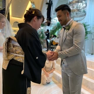新婦母と新郎の握手