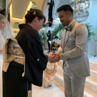 新婦母と新郎の握手