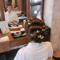 ヘアメイク中の花嫁