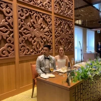 ご祝辞を真剣に聞く新郎新婦