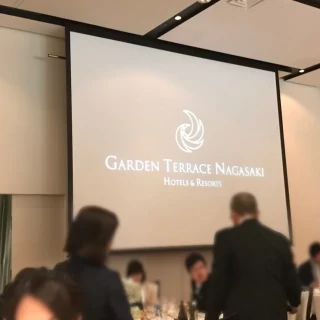 大きなモニターが出てきます
