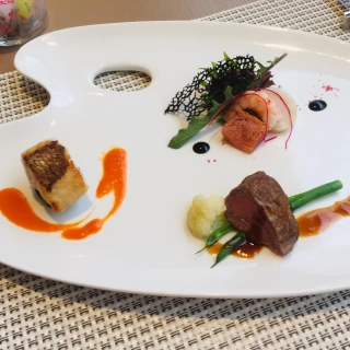 鯛がものすごく美味しかった。
見た目もとてもキレイ。